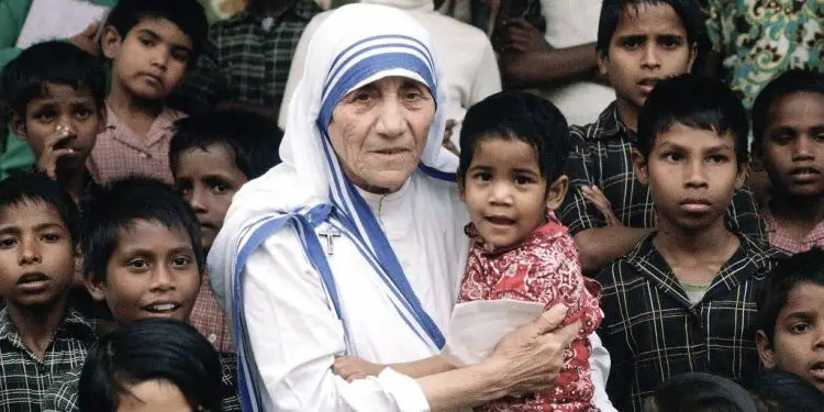 “Sot erdhi në ambasadën tonë Madre Tereza, e shoqëruar nga dy murgesha dhe…”/ Relacioni i ambasadorit Dashnor Dervishi