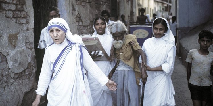 “Ardhja e saj, nuk do kalojë pa bujë dhe do bien poshtë edhe pretendimet e shpifjet, se në vendin tonë, besimtarët e klerikët, persekutohen e vriten…”/ Dosja sekrete për Nënë Terezën