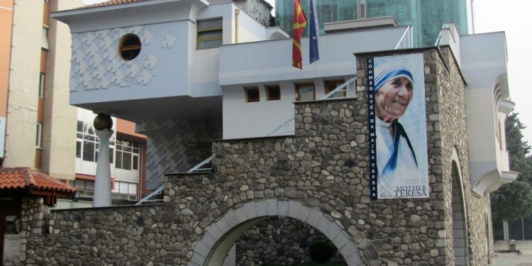 “Të shikohet me kujdes qëllimi i vërtet i ardhjes së saj dhe njerëzit që e shoqërojnë, pasi…”/ Dokumentet e panjohura për Shenjtoren e famshme, nga 1969-ta, në ’89-ën