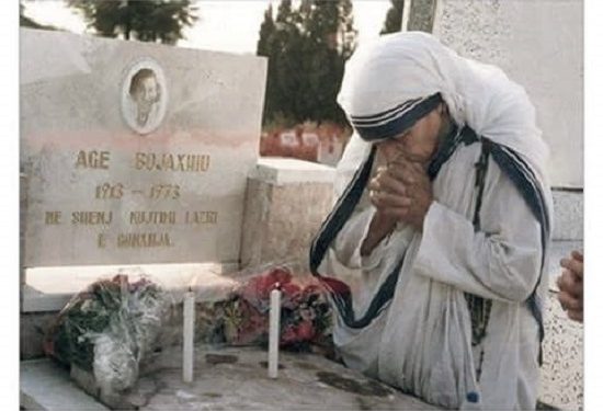 “Ardhja e saj, nuk do kalojë pa bujë dhe do bien poshtë edhe pretendimet e shpifjet, se në vendin tonë, besimtarët e klerikët, persekutohen e vriten…”/ Dosja sekrete për Nënë Terezën