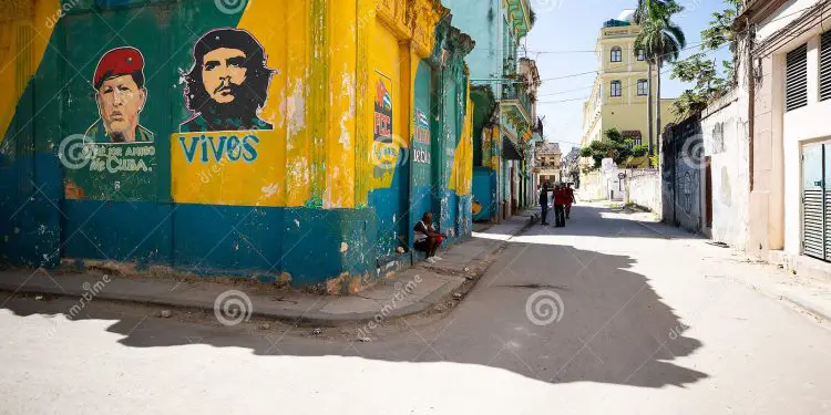 Havana: Kryeqyteti i komunizmit latin, ku ende jetohet me puro, sheqer, parullat e revolucionit dhe…!