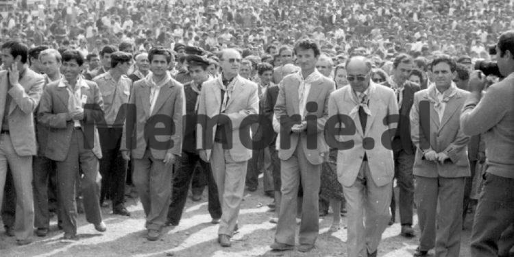 Fotot e panjohura të Ramiz Alisë: “Nga Mehmet Elezi, Sokol dhe Liljana Hoxha, te veteranët e Luftës, familjet e dëshmorëve dhe…”/ Imazhet e rralla të fiksuara më 8 gusht 1988, në Helmës të Skraparit