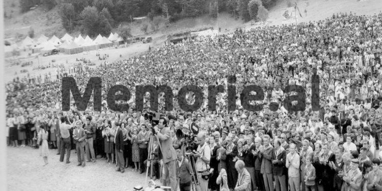 Fotot e panjohura të Ramiz Alisë: “Nga Mehmet Elezi, Sokol dhe Liljana Hoxha, te veteranët e Luftës, familjet e dëshmorëve dhe…”/ Imazhet e rralla të fiksuara më 8 gusht 1988, në Helmës të Skraparit
