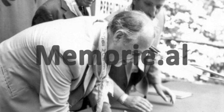 Fotot e panjohura të Ramiz Alisë: “Nga Mehmet Elezi, Sokol dhe Liljana Hoxha, te veteranët e Luftës, familjet e dëshmorëve dhe…”/ Imazhet e rralla të fiksuara më 8 gusht 1988, në Helmës të Skraparit