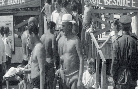 “Turistët e huaj që vijnë tek ne, thonë se shqiptarët na shohin si kafshë të egra dhe…”/ Raporti ‘Tepër sekret’ i Drejtorit të Sigurimit në ’69-ën për Hysni Kapon