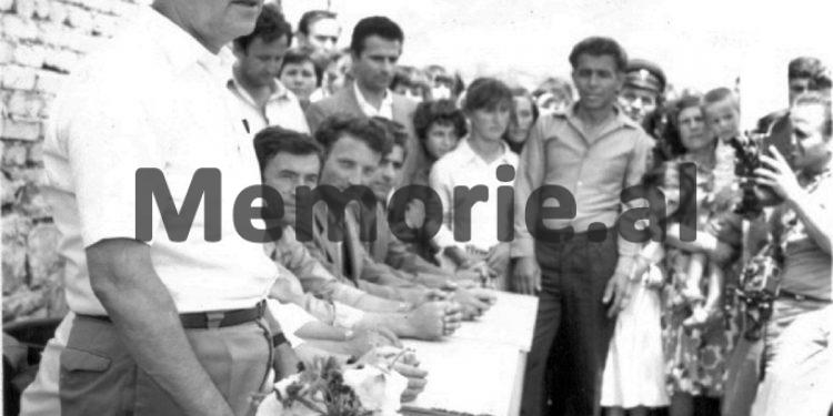 Fotot e panjohura të Ramiz Alisë: “Nga Mehmet Elezi, Sokol dhe Liljana Hoxha, te veteranët e Luftës, familjet e dëshmorëve dhe…”/ Imazhet e rralla të fiksuara më 8 gusht 1988, në Helmës të Skraparit