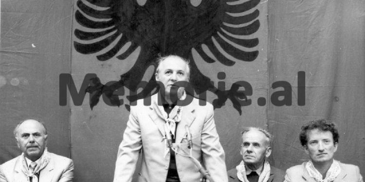 Fotot e panjohura të Ramiz Alisë: “Nga Mehmet Elezi, Sokol dhe Liljana Hoxha, te veteranët e Luftës, familjet e dëshmorëve dhe…”/ Imazhet e rralla të fiksuara më 8 gusht 1988, në Helmës të Skraparit