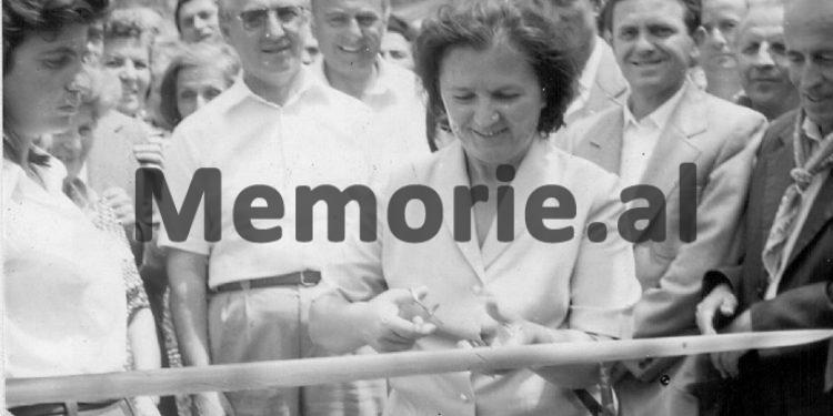 Fotot e panjohura të Ramiz Alisë: “Nga Mehmet Elezi, Sokol dhe Liljana Hoxha, te veteranët e Luftës, familjet e dëshmorëve dhe…”/ Imazhet e rralla të fiksuara më 8 gusht 1988, në Helmës të Skraparit