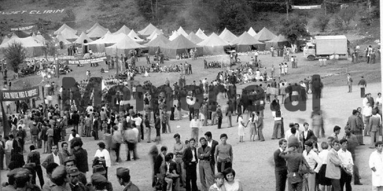 Fotot e panjohura të Ramiz Alisë: “Nga Mehmet Elezi, Sokol dhe Liljana Hoxha, te veteranët e Luftës, familjet e dëshmorëve dhe…”/ Imazhet e rralla të fiksuara më 8 gusht 1988, në Helmës të Skraparit