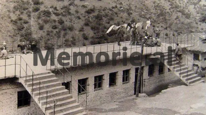 “Të furnizoheni me bomba, gaz lotsjellës, kundragaz e veshje të verdha për të dënuarit, kurse për ushtarët …”/ Udhëzimet e Hekuran Isait pas Revoltës së Qaf-Barit në ’84-ën