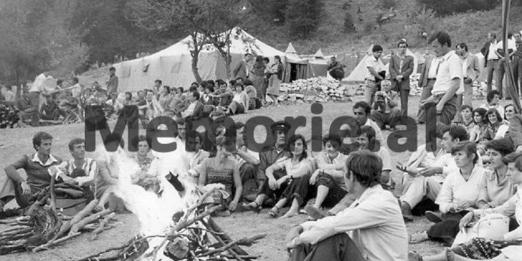 Fotot e panjohura të Ramiz Alisë: “Nga Mehmet Elezi, Sokol dhe Liljana Hoxha, te veteranët e Luftës, familjet e dëshmorëve dhe…”/ Imazhet e rralla të fiksuara më 8 gusht 1988, në Helmës të Skraparit