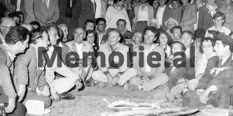 Fotot e panjohura të Ramiz Alisë: “Nga Mehmet Elezi, Sokol dhe Liljana Hoxha, te veteranët e Luftës, familjet e dëshmorëve dhe…”/ Imazhet e rralla të fiksuara më 8 gusht 1988, në Helmës të Skraparit