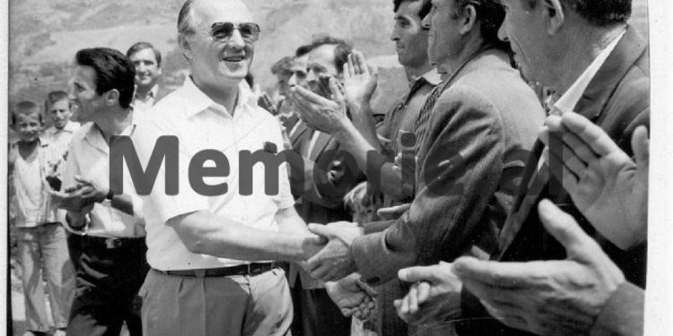 Fotot e panjohura të Ramiz Alisë: “Nga Mehmet Elezi, Sokol dhe Liljana Hoxha, te veteranët e Luftës, familjet e dëshmorëve dhe…”/ Imazhet e rralla të fiksuara më 8 gusht 1988, në Helmës të Skraparit