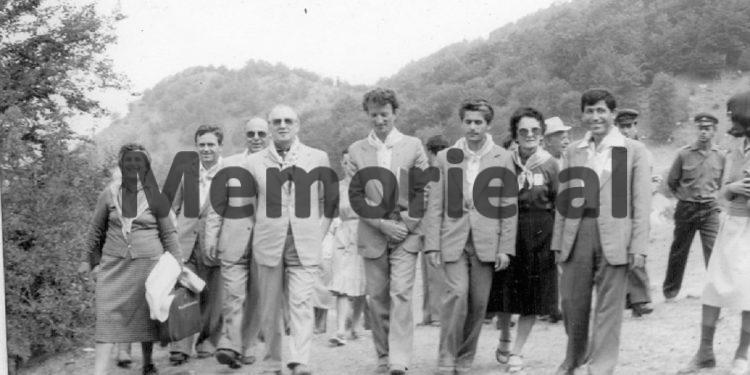 Fotot e panjohura të Ramiz Alisë: “Nga Mehmet Elezi, Sokol dhe Liljana Hoxha, te veteranët e Luftës, familjet e dëshmorëve dhe…”/ Imazhet e rralla të fiksuara më 8 gusht 1988, në Helmës të Skraparit