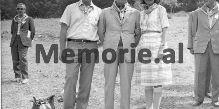 Fotot e panjohura të Ramiz Alisë: “Nga Mehmet Elezi, Sokol dhe Liljana Hoxha, te veteranët e Luftës, familjet e dëshmorëve dhe…”/ Imazhet e rralla të fiksuara më 8 gusht 1988, në Helmës të Skraparit