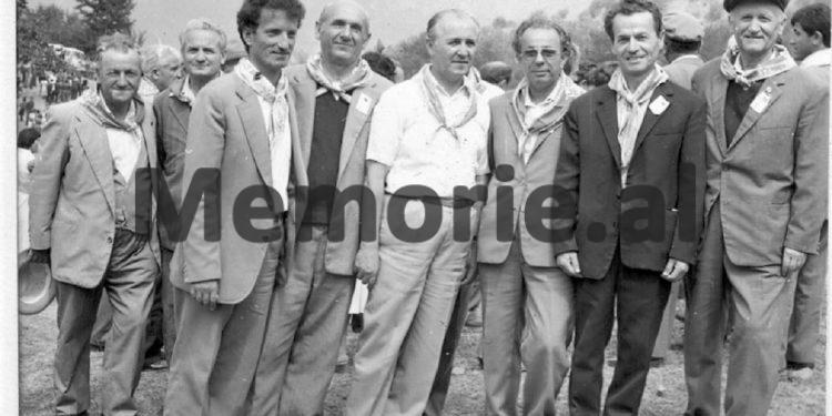 Fotot e panjohura të Ramiz Alisë: “Nga Mehmet Elezi, Sokol dhe Liljana Hoxha, te veteranët e Luftës, familjet e dëshmorëve dhe…”/ Imazhet e rralla të fiksuara më 8 gusht 1988, në Helmës të Skraparit