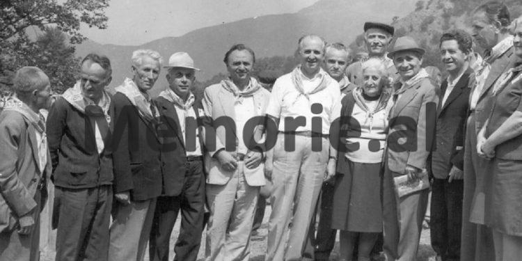 Fotot e panjohura të Ramiz Alisë: “Nga Mehmet Elezi, Sokol dhe Liljana Hoxha, te veteranët e Luftës, familjet e dëshmorëve dhe…”/ Imazhet e rralla të fiksuara më 8 gusht 1988, në Helmës të Skraparit