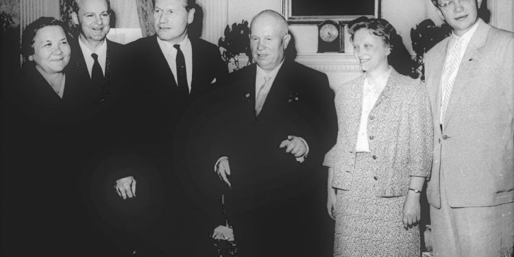 “Nuk mund të krahasohen Enveri e Mehmeti me Stalinin, ata janë më kasapë, ata ja presin kokën atij që flet, siç bënë me…”/ Biseda gjatë një darke në Yevksinograd të Bullgarisë, në ’62-in