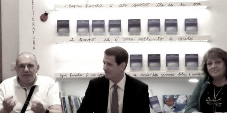 “Nuk kisha lekë të blija ‘Dimrin e madh’ të Kadaresë dhe fshehurazi grisa dyshekun, e mora aty…”/ Dëshmia e rrallë e poetit që u arratis në ’90-ën në SHBA-ve, pasi botoi ‘Kuajt’ te ‘Drita’