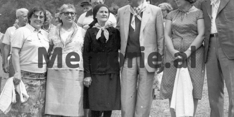 Fotot e panjohura të Ramiz Alisë: “Nga Mehmet Elezi, Sokol dhe Liljana Hoxha, te veteranët e Luftës, familjet e dëshmorëve dhe…”/ Imazhet e rralla të fiksuara më 8 gusht 1988, në Helmës të Skraparit