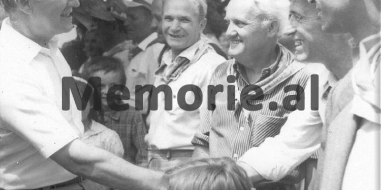 Fotot e panjohura të Ramiz Alisë: “Nga Mehmet Elezi, Sokol dhe Liljana Hoxha, te veteranët e Luftës, familjet e dëshmorëve dhe…”/ Imazhet e rralla të fiksuara më 8 gusht 1988, në Helmës të Skraparit