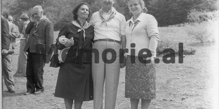 Fotot e panjohura të Ramiz Alisë: “Nga Mehmet Elezi, Sokol dhe Liljana Hoxha, te veteranët e Luftës, familjet e dëshmorëve dhe…”/ Imazhet e rralla të fiksuara më 8 gusht 1988, në Helmës të Skraparit