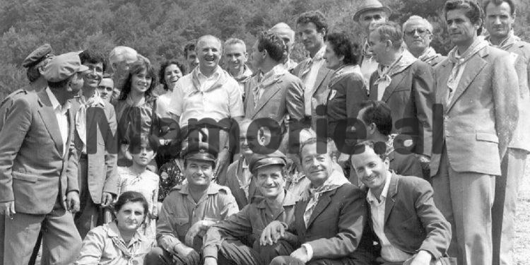 Fotot e panjohura të Ramiz Alisë: “Nga Mehmet Elezi, Sokol dhe Liljana Hoxha, te veteranët e Luftës, familjet e dëshmorëve dhe…”/ Imazhet e rralla të fiksuara më 8 gusht 1988, në Helmës të Skraparit