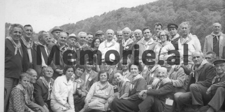 Fotot e panjohura të Ramiz Alisë: “Nga Mehmet Elezi, Sokol dhe Liljana Hoxha, te veteranët e Luftës, familjet e dëshmorëve dhe…”/ Imazhet e rralla të fiksuara më 8 gusht 1988, në Helmës të Skraparit