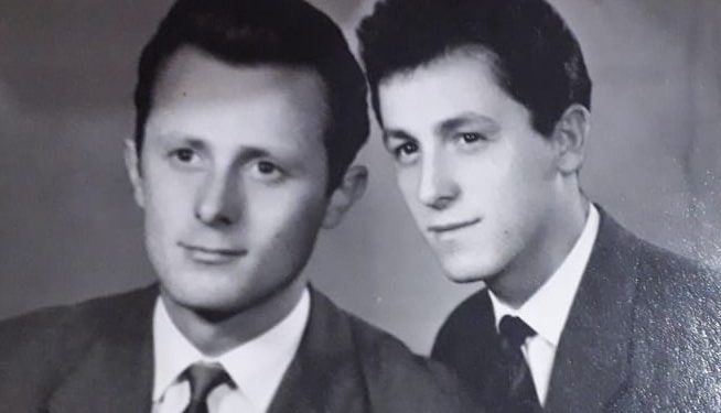 Në shenjë homazhi për vëllanë tonë të ndjerë, Pirro Fahredin Angoni, që kaloi një jetë plot peripecira, pasi Enveri na pushkatoi babanë në vitin 1945!