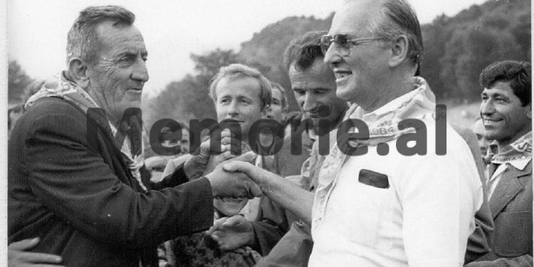 Fotot e panjohura të Ramiz Alisë: “Nga Mehmet Elezi, Sokol dhe Liljana Hoxha, te veteranët e Luftës, familjet e dëshmorëve dhe…”/ Imazhet e rralla të fiksuara më 8 gusht 1988, në Helmës të Skraparit