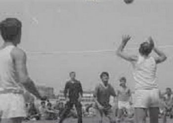 “Kur ekipi i volejbollit ‘Vllaznia’ doli në fushë, të gjithë tifozët korçar në kor, thërrisnin: ‘jashtë serbët, jashtë titistët’ dhe…”/ Dëshmia e rrallë e gazetarit sportive nga Firence