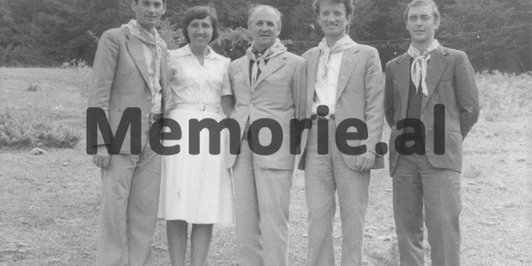 Fotot e panjohura të Ramiz Alisë: “Nga Mehmet Elezi, Sokol dhe Liljana Hoxha, te veteranët e Luftës, familjet e dëshmorëve dhe…”/ Imazhet e rralla të fiksuara më 8 gusht 1988, në Helmës të Skraparit