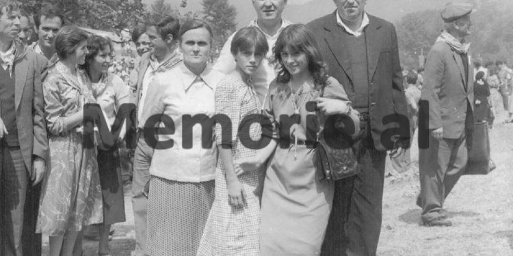 Fotot e panjohura të Ramiz Alisë: “Nga Mehmet Elezi, Sokol dhe Liljana Hoxha, te veteranët e Luftës, familjet e dëshmorëve dhe…”/ Imazhet e rralla të fiksuara më 8 gusht 1988, në Helmës të Skraparit