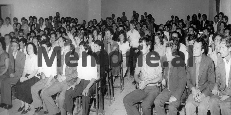 Fotot e panjohura të Ramiz Alisë: “Nga Mehmet Elezi, Sokol dhe Liljana Hoxha, te veteranët e Luftës, familjet e dëshmorëve dhe…”/ Imazhet e rralla të fiksuara më 8 gusht 1988, në Helmës të Skraparit