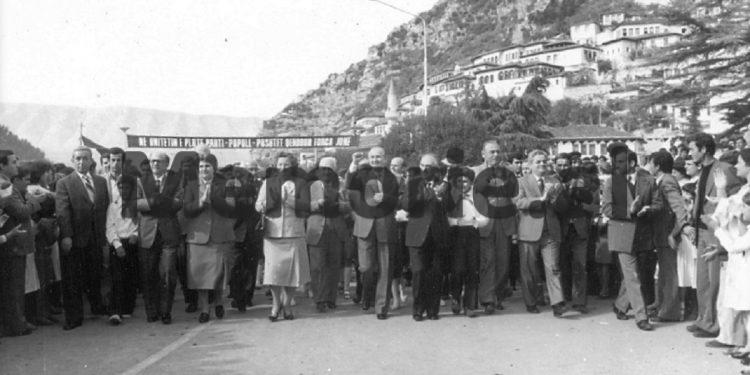 Fotot e panjohura të Ramiz Alisë: “Nga Mehmet Elezi, Sokol dhe Liljana Hoxha, te veteranët e Luftës, familjet e dëshmorëve dhe…”/ Imazhet e rralla të fiksuara më 8 gusht 1988, në Helmës të Skraparit