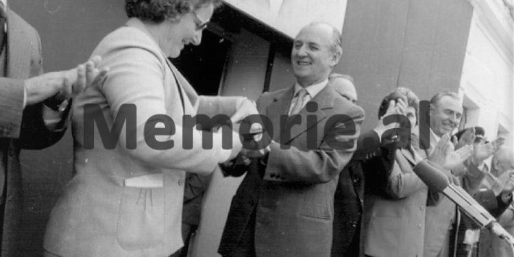 Fotot e panjohura të Ramiz Alisë: “Nga Mehmet Elezi, Sokol dhe Liljana Hoxha, te veteranët e Luftës, familjet e dëshmorëve dhe…”/ Imazhet e rralla të fiksuara më 8 gusht 1988, në Helmës të Skraparit