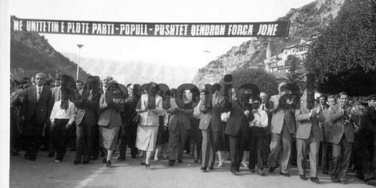 Fotot e panjohura të Ramiz Alisë: “Nga Mehmet Elezi, Sokol dhe Liljana Hoxha, te veteranët e Luftës, familjet e dëshmorëve dhe…”/ Imazhet e rralla të fiksuara më 8 gusht 1988, në Helmës të Skraparit