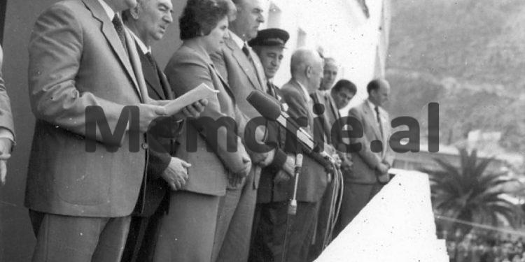 Fotot e panjohura të Ramiz Alisë: “Nga Mehmet Elezi, Sokol dhe Liljana Hoxha, te veteranët e Luftës, familjet e dëshmorëve dhe…”/ Imazhet e rralla të fiksuara më 8 gusht 1988, në Helmës të Skraparit