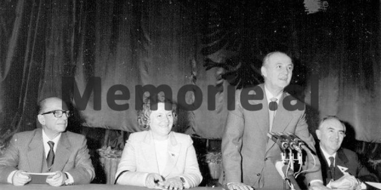 Fotot e panjohura të Ramiz Alisë: “Nga Mehmet Elezi, Sokol dhe Liljana Hoxha, te veteranët e Luftës, familjet e dëshmorëve dhe…”/ Imazhet e rralla të fiksuara më 8 gusht 1988, në Helmës të Skraparit