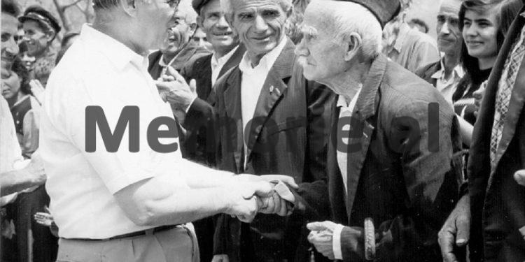 Fotot e panjohura të Ramiz Alisë: “Nga Mehmet Elezi, Sokol dhe Liljana Hoxha, te veteranët e Luftës, familjet e dëshmorëve dhe…”/ Imazhet e rralla të fiksuara më 8 gusht 1988, në Helmës të Skraparit