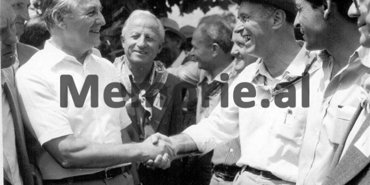 Fotot e panjohura të Ramiz Alisë: “Nga Mehmet Elezi, Sokol dhe Liljana Hoxha, te veteranët e Luftës, familjet e dëshmorëve dhe…”/ Imazhet e rralla të fiksuara më 8 gusht 1988, në Helmës të Skraparit