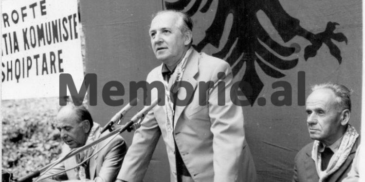 Fotot e panjohura të Ramiz Alisë: “Nga Mehmet Elezi, Sokol dhe Liljana Hoxha, te veteranët e Luftës, familjet e dëshmorëve dhe…”/ Imazhet e rralla të fiksuara më 8 gusht 1988, në Helmës të Skraparit