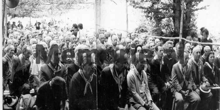 Fotot e panjohura të Ramiz Alisë: “Nga Mehmet Elezi, Sokol dhe Liljana Hoxha, te veteranët e Luftës, familjet e dëshmorëve dhe…”/ Imazhet e rralla të fiksuara më 8 gusht 1988, në Helmës të Skraparit