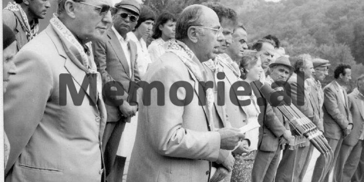 Fotot e panjohura të Ramiz Alisë: “Nga Mehmet Elezi, Sokol dhe Liljana Hoxha, te veteranët e Luftës, familjet e dëshmorëve dhe…”/ Imazhet e rralla të fiksuara më 8 gusht 1988, në Helmës të Skraparit