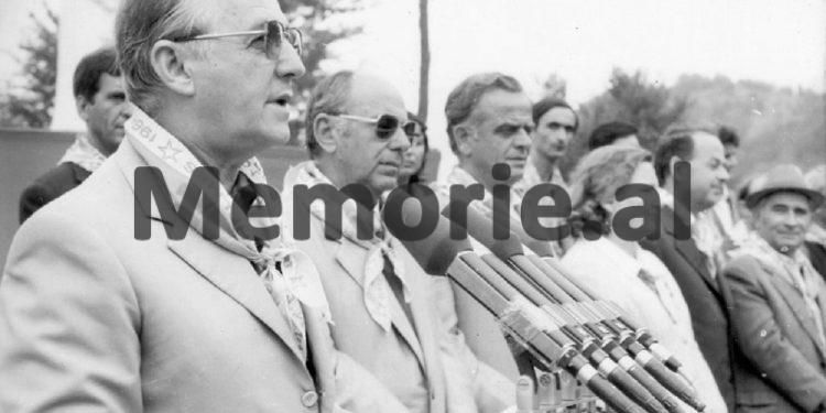 Fotot e panjohura të Ramiz Alisë: “Nga Mehmet Elezi, Sokol dhe Liljana Hoxha, te veteranët e Luftës, familjet e dëshmorëve dhe…”/ Imazhet e rralla të fiksuara më 8 gusht 1988, në Helmës të Skraparit