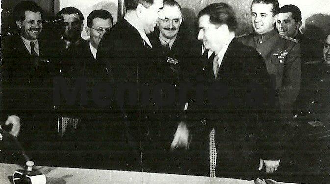 A Jugov V Çervcenkov Gj Dimitrov H Kapo E Hoxha B Balluku K Xoxe gjate nenshkrimit te marreveshjes se bashkepunimit Bullgari-Shqiperi ne Sofje. 1947