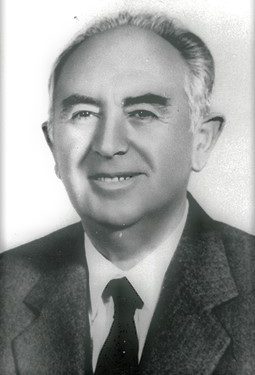 Relacioni sekret për Enverin: “Kë të simpatizoj rinia, Agllaia Zoton, që lahet tërë ditën në det dhe pastaj…”?!/ Zbulohen letrat e Adil Çarçanit, për “shthurjen” e rinisë komuniste të Durrësit