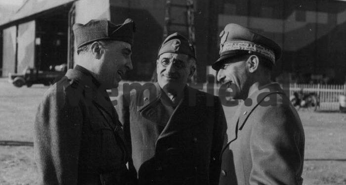 Aeroporti i Tiranës il generale Ugo Cavallero (al centro) con il gerarca Roberto Farinacci (a sinistra) ed un ufficiale superiore.