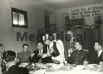 E Hoxha M SHehu se bashku me perfaqesuesit diplomatike te Bashkimit Sovjetik ne Shqiperi gjate nje dreke ne Shkoder. 1949 1