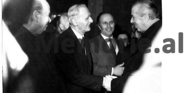 Akuzat ndaj artistëve dhe aktorëve të Teatrit Popullor: “Piktori i Ali Oseku, është i vetmi burrë që del nëpër Tiranë me pallto maxi, si Napolon Bonaparti dhe…”/Relacioni për Ramiz Alinë